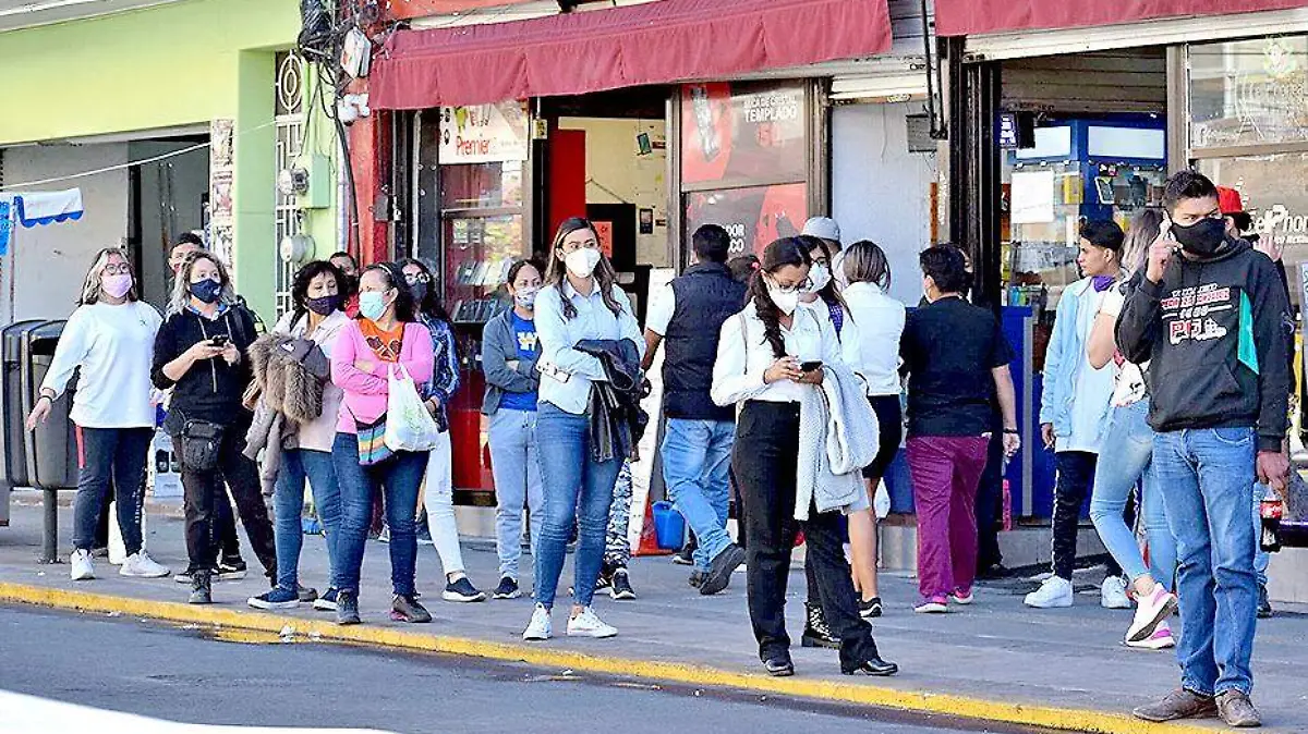 personas esperando transporte